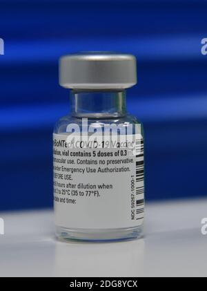 Eine Ampulle des Pfizer/BioNTech Covid-19 Impfstoffjabs, nachdem er in einem Impfzentrum in Cardiff verabreicht wurde, am ersten Tag des größten Impfprogramms in der Geschichte des Vereinigten Königreichs. Pflegepersonal, NHS-Mitarbeiter und Menschen ab 80 Jahren begannen heute Morgen, den Jab zu erhalten. Stockfoto