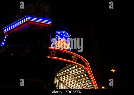 PARIS, FRANKREICH - 03. Dez 2020: Ein superheißes Moulin Rouge in der Nacht Neonlichter, Frankreich, Paris Stockfoto