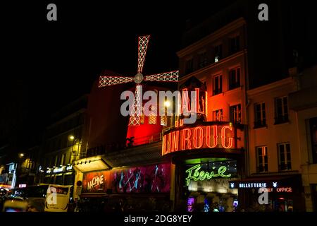 PARIS, FRANKREICH - 01. Dez 2020: Eine schöne Nachtaufnahme des moulin Rouge in Paris, Frankreich, gefüllt mit roten Farben Stockfoto