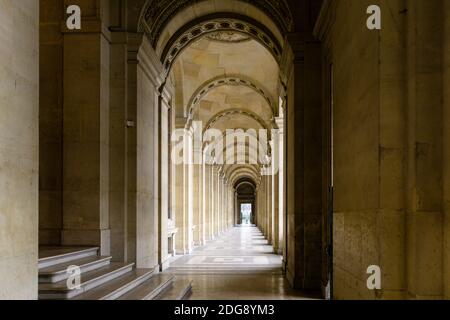 PARIS, FRANKREICH - 07. Dez 2018: Eine faszinierende Weitaufnahme eines langen Korridors mit Bögen in der Nähe des Louvre, Paris, Frankreich Stockfoto