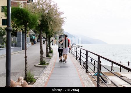 MONTEROSSO, ITALIEN - 10. Mai 2018: Ein süßes super cooles Paar, das auf dem Bürgersteig nach Monterosso, in der Nähe des Meeres, cinque terre, italien, geht Stockfoto