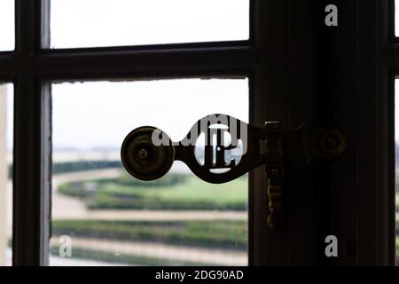 PARIS, FRANKREICH - 06. Dez 2018: Eine Silhouette eines Fensteröffners aus nächster Nähe im Schloss versailles, Paris, Frankreich Stockfoto