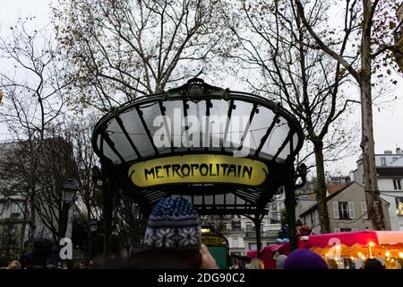 PARIS, FRANKREICH - 23. Jun 2017: Weitaufnahme eines Eingangs des Metropoliten in Paris, Frankreich Stockfoto