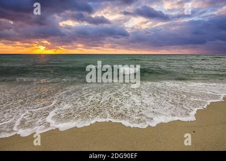 Sonnenaufgang über dem Meer Stockfoto