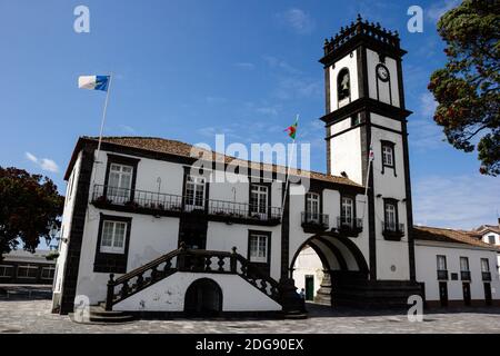 PONTA DEL, PORTUGAL - 05. Jun 2014: Weitaufnahme einer typischen Kirche auf den Azoren, Portugal, die heute ein Regierungsgebäude ist Stockfoto