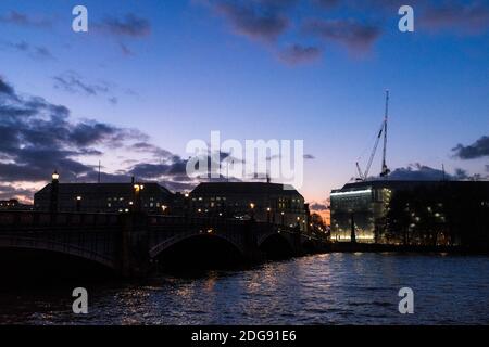 Themse und Lambeth Bridge bei Sonnenuntergang, Lambeth, London, Großbritannien Stockfoto