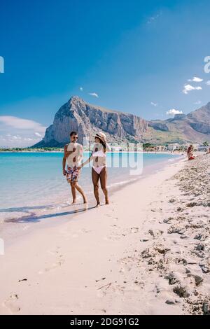 Paar Männer und Frauen mittleren Alters im Urlaub auf der italienischen Insel Sizilien besuchen den Strand von San Vito Lo Capo. Sicilia Italien Stockfoto