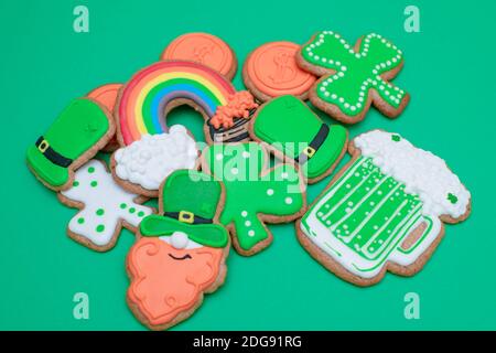 Blick von oben auf frisch gebackene St. Patricks Day dekoriert Zucker Cookies auf grünem Hintergrund. Stockfoto