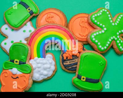 Blick von oben auf frisch gebackene St. Patricks Day dekoriert Zucker Cookies auf grünem Hintergrund. Stockfoto