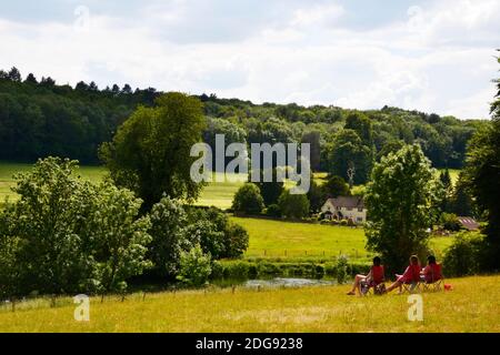 Menschen genießen die Aussicht auf die Landschaft des River Chess, in Chenies, einem Dorf in Buckinghamshire, England, Großbritannien Stockfoto