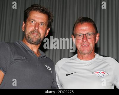 Cheftrainer Heiko Weber (ZFC Meuselwitz) Und Cheftrainer Ralf Rangnick (RB Leipzig) Stockfoto