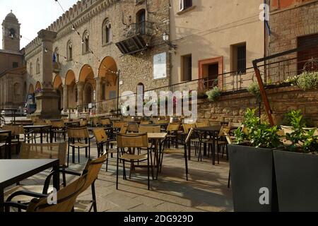 Bertinoro, Forlì-Cesena, Emilia-Romagna, Italien. Ein gemütliches italienisches Open-Air-Café im historischen Teil der Stadt Bertinoro. Stockfoto