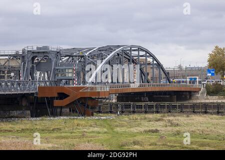 Rostige Stahlkonstruktion der Oude IJsselbrug-Überführung in Zutphen Stockfoto