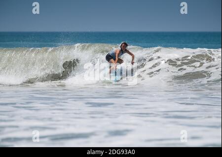 VARKALA, INDIEN - 14. März 2020: Eine Surferin, die in Kerala in den Wellen surft Stockfoto