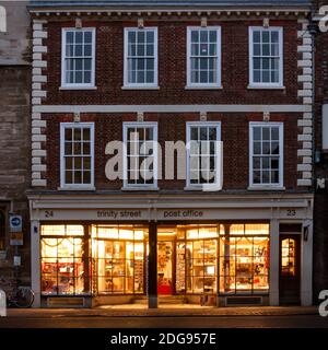 CAMBRIDGE, Großbritannien - 10. DEZEMBER 2008: Blick auf die Fassade der Trinity Street Post bei Nacht beleuchtet Stockfoto