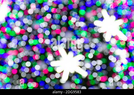 Abstrakter Hintergrund mit bunten Bokeh Lichter, Winter Weihnachtsbaum Hintergrund mit funkelnden Sternen Stockfoto