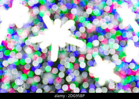 Abstrakter Hintergrund mit bunten Bokeh Lichter, Winter Weihnachtsbaum Hintergrund mit funkelnden Sternen Stockfoto