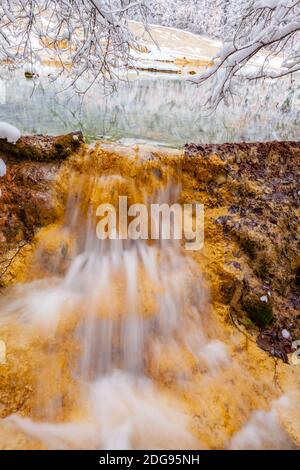 Blick auf gefrorene Wasserfälle in Huanglong Stockfoto