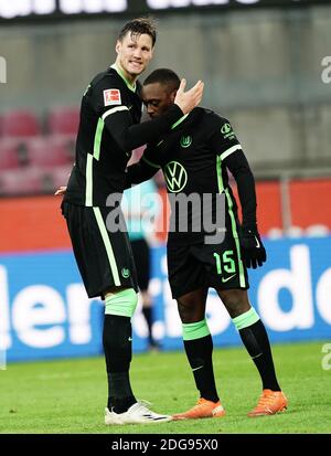 2: 2 Tor, Jubel, von links nach rechts goalschuetze Wout Weghorst, Jerome Roussillon (Wolfsburg), Jubel, Freude, Begeisterung, Aktion. Fußball-Bundesliga/1.FC Köln-VFL Wolfsburg 2-2, Saison 2020/21.10, Spieltag am 05.12.2020 RheinEnergieStadion. Foto/Wagner/Witters/Pool via SVEN SIMON Fotoagentur GmbH & Co. Pressefoto KG # Prinzessin-Luise-Str. 41 # 45479 M uelheim/R uhr # Tel 0208/9413250 # Fax. 0208/9413260 # GLS Bank # BLZ 430 609 67 # Konto 4030 025 100 # IBAN DE75 4306 0967 4030 0251 00 # BIC GENODEM1GLS # www.svensimon.net. Weltweite Nutzung Stockfoto