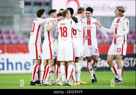 1: 0 Tor, Jubel, von links nach rechts Elvis Rexhbecaj, Salih Oezcan, Kingsley Ehizibue, Torschuetze Jan Thielmann (versteckt), Ismail Jakobs, Marius Wolf, Sava-Arangel Celtic, Sebastiaan Bornauw (Köln), Torjubel, Jubel, Freude, Begeisterung, Fußball-Bundesliga/1.FC 2020 Köln-2. 21.10 05.12.2020 Foto/Wagner/Witters/Pool via SVEN SIMON Fotoagentur GmbH & Co. Pressefoto KG # Prinzessin-Luise-Str. 41 # 45479 M uelheim/R uhr # Tel 0208/9413250 # Fax. 0208/9413260 # GLS Bank # BLZ 430 609 67 # Konto 4030 025 100 # IBAN DE75 43 Stockfoto