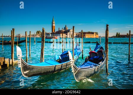 Gondeln auf dem Canale Grande mit San Giorgio Maggiore Kirche im Hintergrund Stockfoto