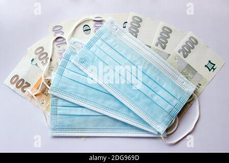 Auf den Banknoten der tschechischen Republik sind Stillleben-Masken angebracht Crown - Geschäftsgeld Stockfoto