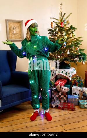 GEEK ART - Bodypainting und Transformaking: 'Der Grinch stiehlt Weihnachten' Fotoshooting mit Maria Skupin als Mrs. Grinch in der Villa Czarnecki in Hameln am 7. Dezember 2020 - EIN Projekt der Fotografin Tschiponnique Skupin und des Bodypainters Enrico Lein Stockfoto