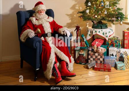 GEEK ART - Bodypainting und Transformaking: 'Der Grinch stiehlt Weihnachten' Fotoshooting mit Fabian Zesiger als Weihnachtsmann in der Villa Czarnecki in Hameln am 7. Dezember 2020 - EIN Projekt der Fotografin Tschiponnique Skupin und des Bodypainters Enrico Lein Stockfoto