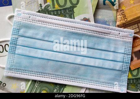 Maske wird auf Euro-Banknoten Business Money platziert Stockfoto
