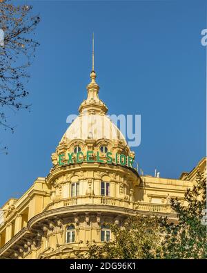 Altbauhotel Mit Blick Auf Den Niedrigen Winkel Stockfoto
