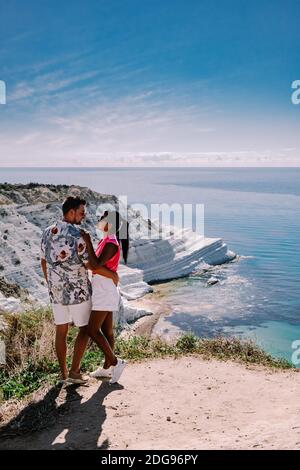 Scala dei Turchi Türkenstair, Sizilien Italien, Scala dei Turchi. Eine Felsklippe an der Küste von Realmonte, in der Nähe von Porto Empedocle, Süd-Sizilien, Italien. Europa. Paar mich und Frau im Urlaub Sizilien Stockfoto