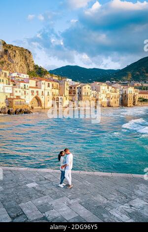 Paar Urlaub Sizilien Besuch der Altstadt von Cefalu, Sonnenuntergang am Strand von Cefalu Sizilien, Altstadt von Cefalu Sicilia Panoramablick auf das bunte Dorf.Italien Stockfoto