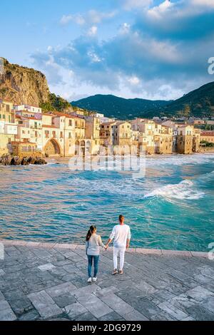 Paar Urlaub Sizilien Besuch der Altstadt von Cefalu, Sonnenuntergang am Strand von Cefalu Sizilien, Altstadt von Cefalu Sicilia Panoramablick auf das bunte Dorf.Italien Stockfoto