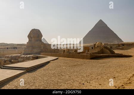 Große Sphinx von Gizeh mit großer Pyramide von Khufu und Pyramide von Khufre in der Ferne, Gizeh Pyramiden Komplex, Gizeh, Kairo, Ägypten Stockfoto