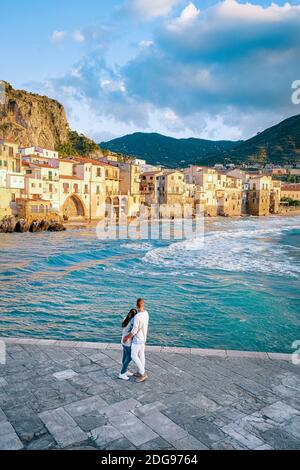 Paar Urlaub Sizilien Besuch der Altstadt von Cefalu, Sonnenuntergang am Strand von Cefalu Sizilien, Altstadt von Cefalu Sicilia Panoramablick auf das bunte Dorf.Italien Stockfoto