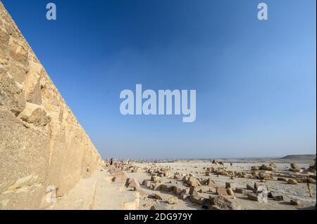 Seite der Pyramide von Khepre mit Gizeh Stadtbild in der Ferne, Giza Pyramid Complex, Giza, Kairo, Ägypten Stockfoto