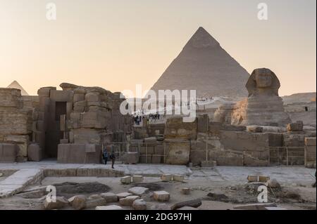 Große Sphinx von Giza mit Pyramide von Khepre hinter am Sonnenuntergang, Giza Pyramid Complex, Giza, Kairo, Ägypten Stockfoto