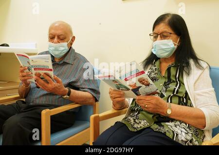 BILDUNTERSCHRIFTENKORREKTUR ZUR ÄNDERUNG DER SCHREIBWEISE DES NAMENS AN RANJAN SHUKLA RaceRelations Campaigner Dr. Hari Shukla, 87, Und seine Frau Ranjan las Impfinformationsblätter, bevor sie am ersten Tag des größten Impfprogramms in der Geschichte Großbritanniens die erste von zwei Pfizer/BioNTech Covid-19 Impfstoffjabs erhielt, die von der pensionierten Krankenschwester Suzanne Medows im Royal Victoria Infirmary in Newcastle verabreicht wurden. Pflegepersonal, NHS-Mitarbeiter und Menschen ab 80 Jahren begannen heute Morgen, den Jab zu erhalten. Stockfoto