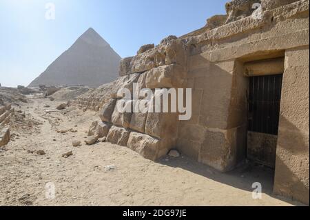 Eingang zum Grab mit Pyramide von Khepre in der Ferne in westlichen Friedhof hinter der Großen Pyramide von Gizeh, Gizeh Pyramid Complex, Giza, Kairo, Ägypten Stockfoto