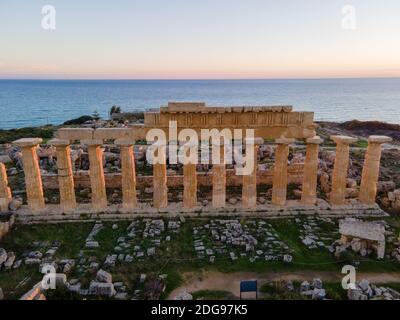Selinunte, Tempel, Sizilien, Italien, Drohne Luftaufnahme der griechisch-römischen Tempel bei Sonnenuntergang. Sizilien Italien Stockfoto