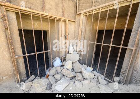 Eingang zu Gräbern im westlichen Friedhof hinter der Großen Pyramide, Gizeh Pyramid Complex, Giza, Kairo, Ägypten Stockfoto