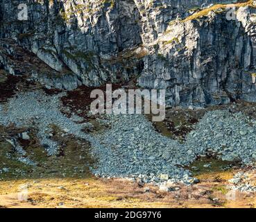 Ein riesiger Haufen großer Felsbrocken und Felsen, nachdem ein Teil des Berges abgebrochen wurde. Stockfoto