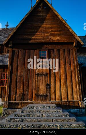 Eintritt zu einer alten hölzernen Stabkirche in Norwegen. Stockfoto