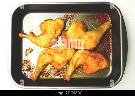 Draufsicht der Hähnchenschenkel in Teflon-Tablett für Backofen. Kochkonzept. Flat Lay Flat Design Stockfoto