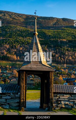 Hölzernes Tor zu einem alten Wikingerfriedhof in Norwegen. Stockfoto