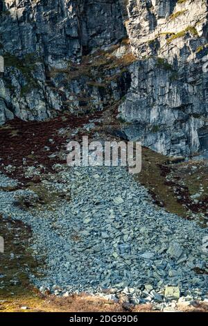 Ein riesiger Haufen großer Felsbrocken und Felsen, nachdem ein Teil des Berges abgebrochen wurde. Stockfoto