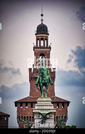 Ein riesiges Giuseppe Garibaldi Denkmal, Monumento a Giuseppe Garibaldi vor dem Castello Sforza, Castello Sforzesco in Mailand Stockfoto