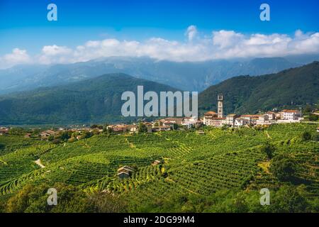 Prosecco Hills, Weinberge und San Pietro di Barbozza Dorf. Unesco-Weltkulturerbe. Valdobbiadene, Treviso, Venetien, Italien, Europa. Stockfoto