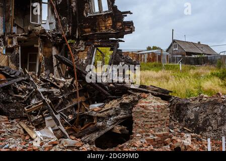 Das alte hölzerne abgebrannte Haus ein Blick von innen Stockfoto