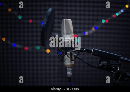 Sprachmikrofon mit Schockhalterung und POP-Filter auf professionellem Stativ in Audio-Aufnahmestudio. Konzept der Verwendung von Aufnahmemmikrofon für Stockfoto